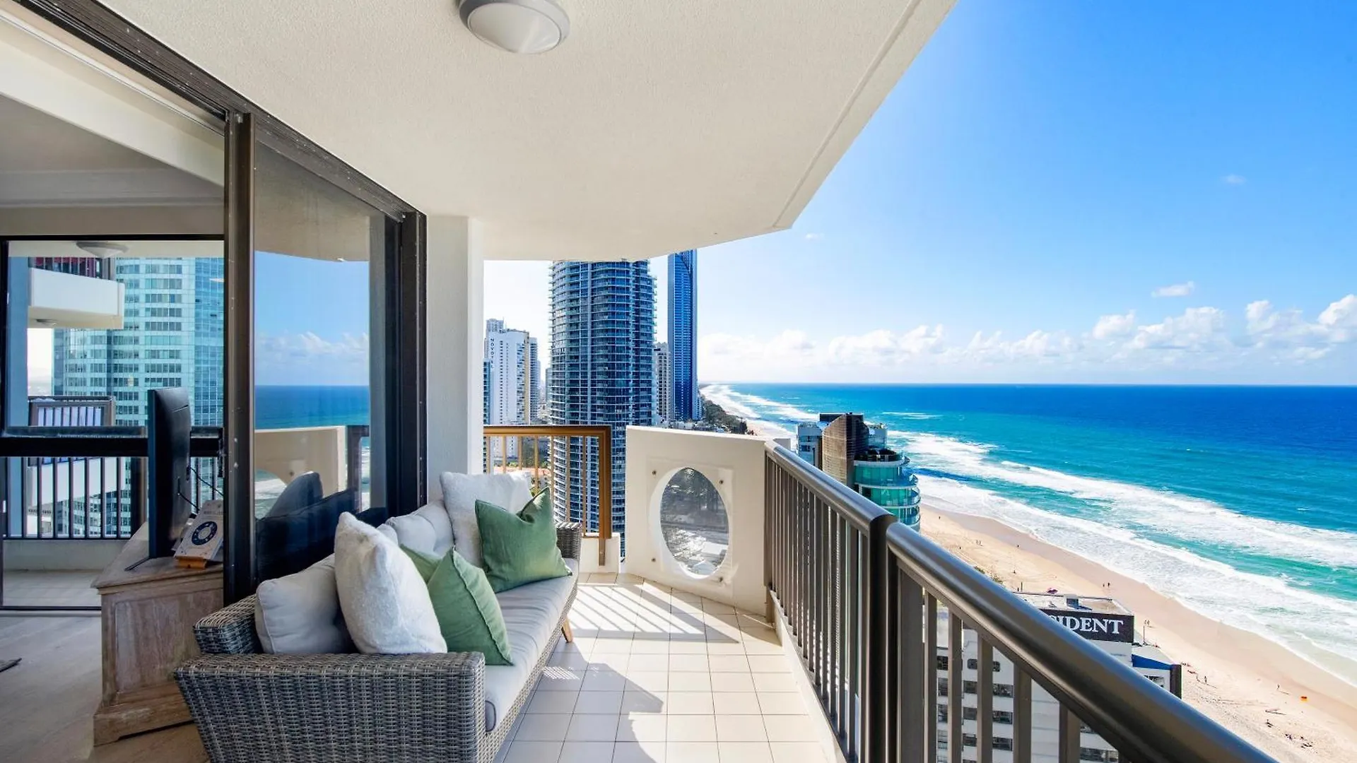 Apartment Beach Retreat With Balcony And Views Gold Coast