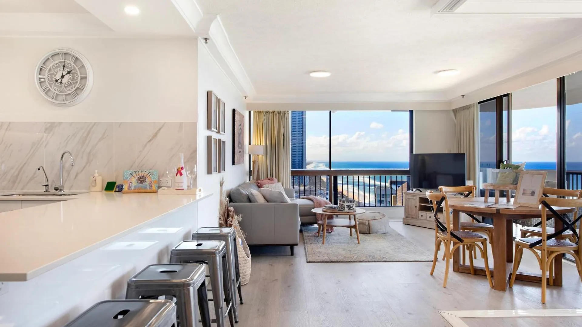 Beach Retreat With Balcony And Views Gold Coast Apartment